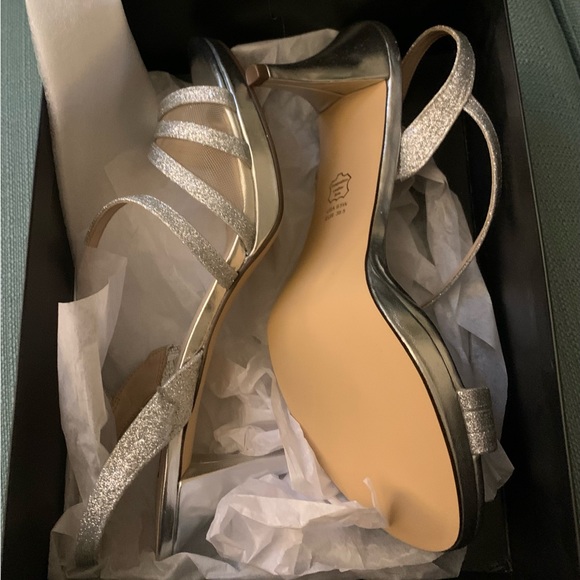 Nina “ Nazima” silver glitter sandals size 9.5 Wide Width, NIB, never tried on. - Picture 7 of 8